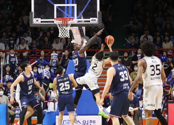 Busan KCC Laguna bloqueia Heo Hoon na partida contra o Suwon KT na terceira rodada da Liga Nacional de Basquete (KBL) de 2023-24, realizada no Sajik Indoor Stadium em Busan no dia 1º.  Notícias de Busan 1