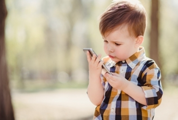 프랑스 정부가 3세 미만 유아의 영상 시청과 13세 미만 어린이의 스마트폰 사용 자체를 금지하는 방안을 검토 중이다. 픽사베이