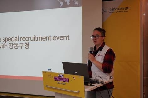 지난해 서울 강동구가 진행한 중장년 구직자를 위한 해외 구호활동가 채용설명회 모습. 강동구 제공
