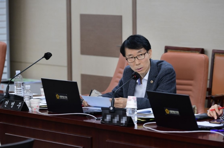 제323회 임시회 교육위원회 업무보고에서 발언중인 전병주 의원