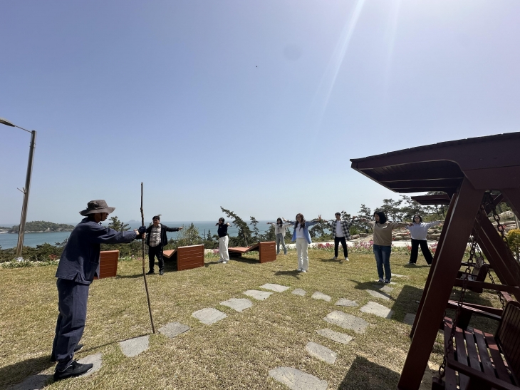 서울 중구청 직원들이 마음치유 프로그램에 참여하고 있다.   중구 제공