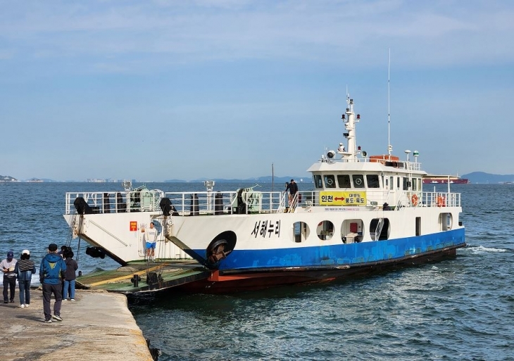 안산 대부도에서 풍도·육도를 운항하는 여객선 서해누리호 사진(경기도 제공)