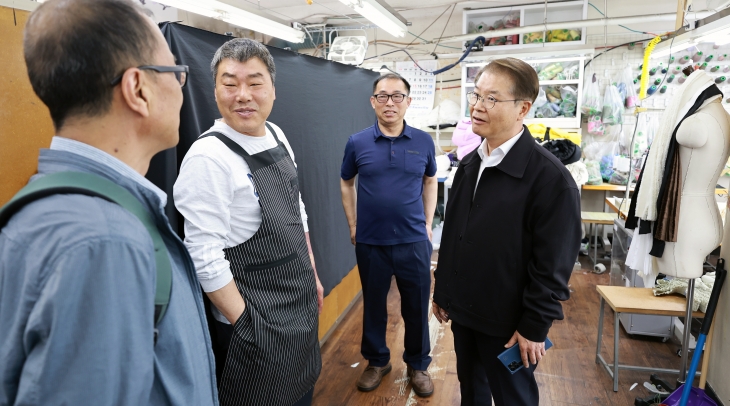 이정식(사진 오른쪽) 고용노동부 장관이 근로자의 날인 1일 서울의 봉제 사업장을 방문해 종사자들을 격려하고 있다. 연합뉴스