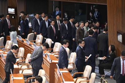 “짬짜미” 항의 퇴장한 與… “정신 못 차렸나” 박수 친 野