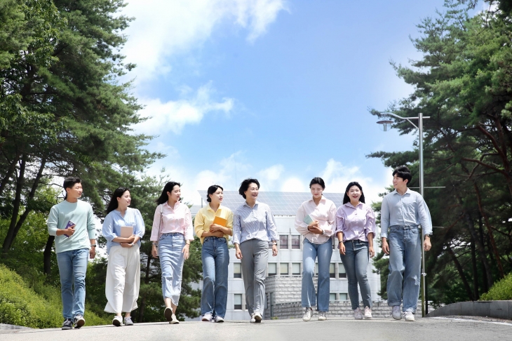 이주희(왼쪽 다섯 번째) 동신대 총장과 학생들. 동신대 제공