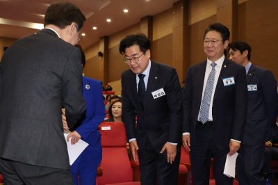 [속보] 민주 새 원내대표에 ‘친명’ 박찬대…“일하면서 싸우는 민주당 될 것”