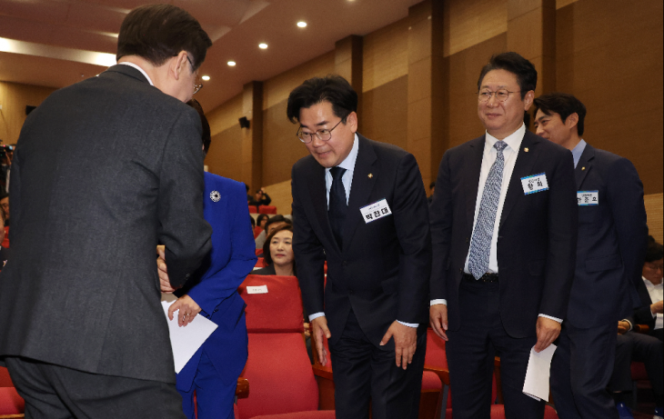 더불어민주당 원내대표에 단독 입후보한 박찬대 의원이 3일 오전 국회 의원회관에서 열린 제22대 국회 더불어민주당 제1기 원내대표 선출 당선자 총회에서 이재명 대표에게 인사하고 있다. 2024.5.3 연합뉴스