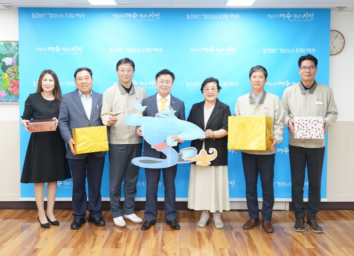 LG화학 여수공장이 지난 2일 지역아동센터 아동들에게 선물을 전달하는 ‘지니데이’ 후원품 전달식을 하고 있다.