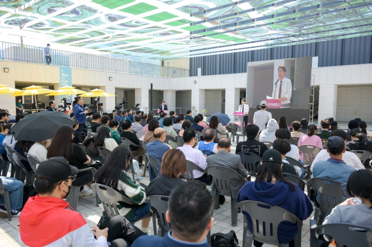 노관규 시장이 남문터 광장에서 시민 300여명이 참석한 가운데 ‘원도심 활성화를 위한 상생·협업 방안’이라는 주제로 ‘2024 순천상생토크 1회차 대화’를 진행하고 있다.