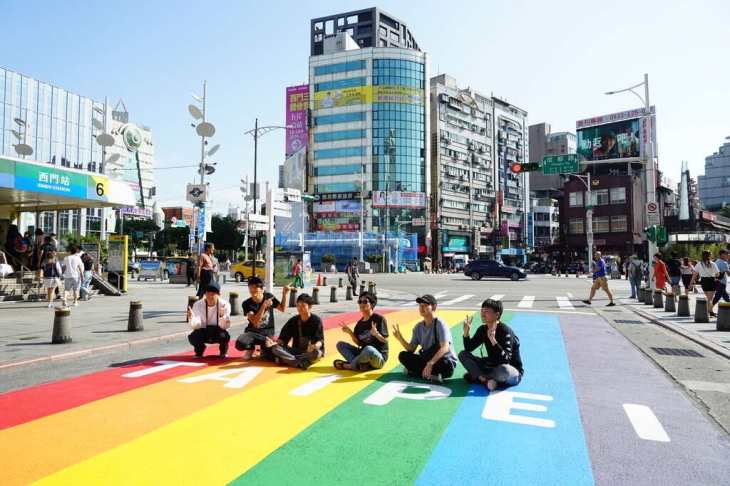 대만이 2019년 아시아 최초로 동성결혼을 합법화한 것을 기념하며 타이베이시 유명 번화가인 시먼딩에 조성된 ‘레인보우 로드’. 타이베이시 정보관광부 홈페이지