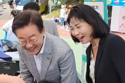 2년 만에 공개 활동 나선 김혜경…이재명과 웃으며 ‘찰칵’