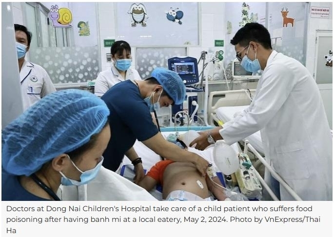 지난 2일(현지시간) 베트남 남부 동나이성의 한 병원에서 베트남식 샌드위치 반미를 식당에서 먹고 식중독 증세를 보인 어린이 환자가 치료를 받고 있다. 2024.5.4 베트남 매체 VN익스프레스 홈페이지 캡처