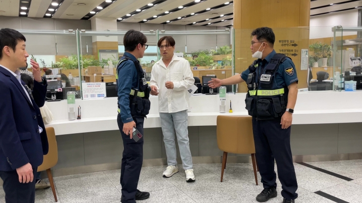 서울 관악구 관계자가 지난달 29일 관악경찰서와 함께 위법행위 발생을 가정한 비상상황 대응 모의 훈련을 하고 있다.   관악구 제공