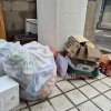 연휴 끝자락, 재활용 쓰레기 나뒹구는 주택가 골목