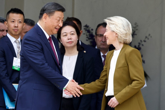 시진핑(왼쪽) 중국 국가주석과 우르줄라 폰데어라이엔 유럽연합(EU) 집행위원장이 6일(현지시간) 프랑스 파리 엘리제궁에서 만나 악수를 나누고 있다.  파리 AFP 연합뉴스