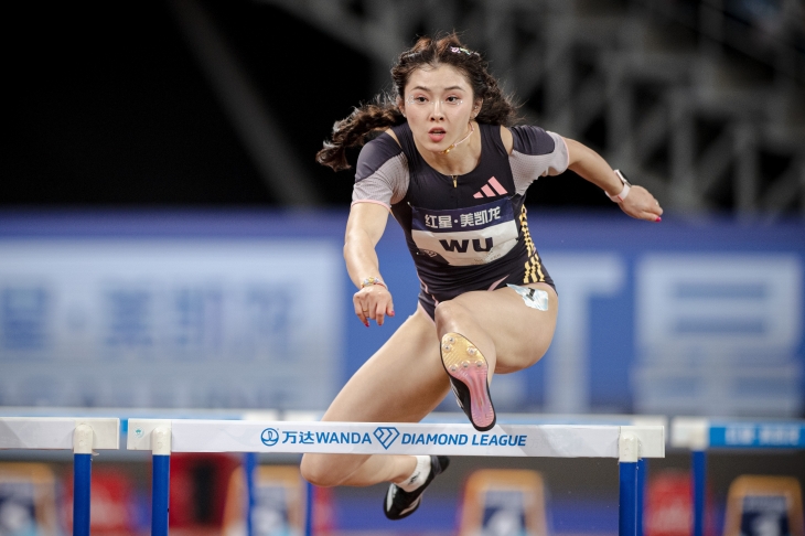 중국 남동해안 샤면에서 열린 ‘2024년 다이아몬드 리그 대회’ 여자 100m 허들에 출전한 우옌니. 2024.4.20 AP 뉴시스