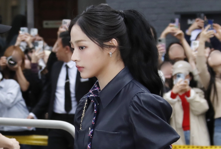 뉴진스 민지가 23일 서울 성동구 한 매장에서 열린 패션브랜드 행사에 참석하고 있다. 2024.4.23. 뉴스1