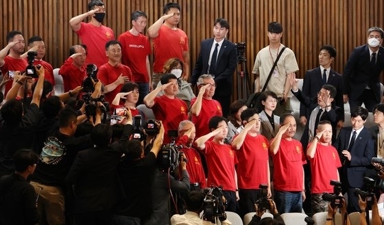 지난 2일 서울 여의도 국회에서 열린 본회의에서 ‘해병대 채상병 사망사건 수사외압 의혹 특별검사법’이 통과되자 방청석에 있던 해병대 예비역 연대 회원들이 거수경례하고 있다. 연합뉴스