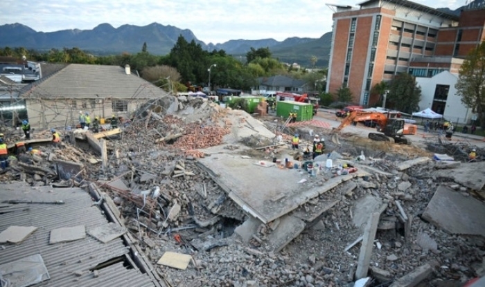 7일(현지시각) 남아프리카공화국 웨스턴케이프주 남부 조지의 건물 붕괴 현장에서 구조대가 작업하고 있다. AP 뉴시스