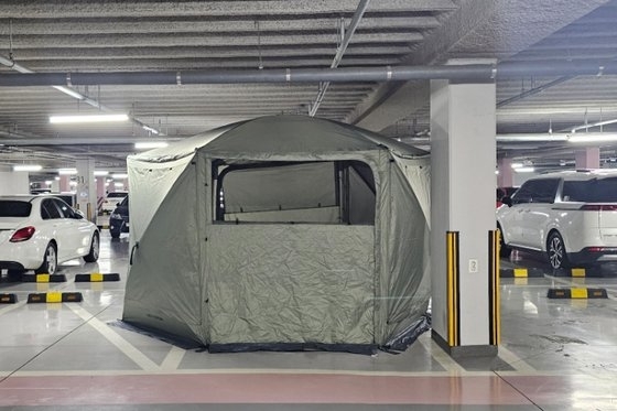 아파트 지하주차장에 설치돼 있는 대형 텐트. 온라인 커뮤니티 캡처