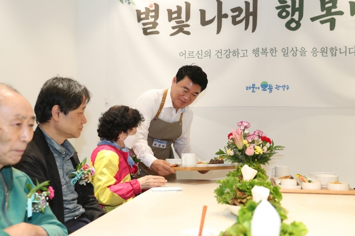 박준희(오른쪽 첫 번째) 관악구청장이 지난 3일 관악구장애인행복센터에서 열린 별빛 나래 행복밥상 행사에서 식사를 나르며 인사하고 있다.   관악구 제공