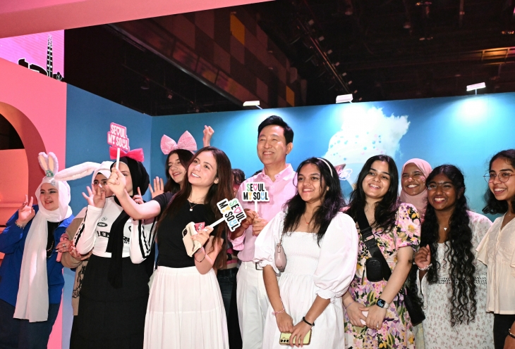 6일(현지시간) ‘서울 마이 서울 인 두바이’ 행사장을 찾은 오세훈(오른쪽 여섯번째) 서울시장이 관람객과 함께 기념 사진을 찍고 있다. 서울시 제공