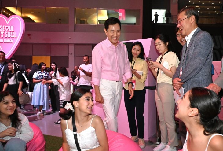 6일(현지시간) ‘서울 마이 소울 인 두바이’ 행사장에서 오세훈(오른쪽 네번째) 서울시장이 관람객과 이야기를 하고 있다. 서울시 제공