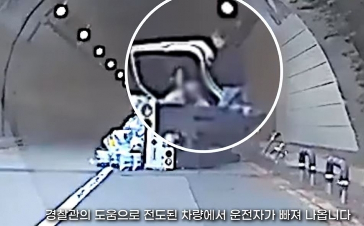 대전 유성경찰서 노은지구대 소속 이근옥(오른쪽) 경위가 대덕터널 입구에 넘어진 화물차에 올라타 조수석 문을 열어 운전자를 구하고 있다. 유튜브 채널 ‘경찰청’ 캡처
