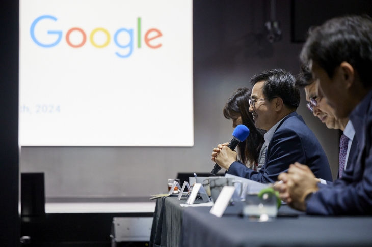 미국 현지시각 7일 오후 김동연 경기도지사를 비롯한 경기도 대표단이 캘리포니아주에 있는 구글 본사를 방문해 상호 협력방안 등을 주제로 면담하고 있다. (경기도 제공)