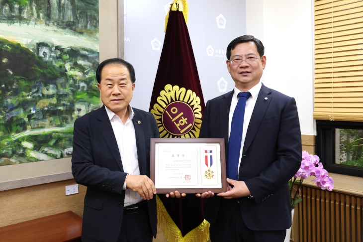 시의장 표창 수여식 후 김용호 의원(왼쪽)과 추빈 절강화유코발트주식유한회사 총경리와 기념촬영을 하고 있다.