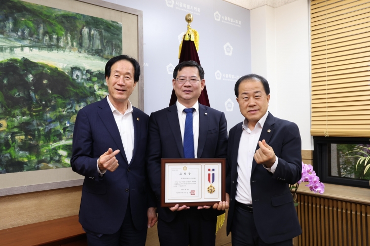 시의장 표창 수여식 후 남창진 부의장, 추빈 절강화유코발트주식유한회사 총경리, 김용호 의원(오른쪽)이 기념촬영을 하고 있다.