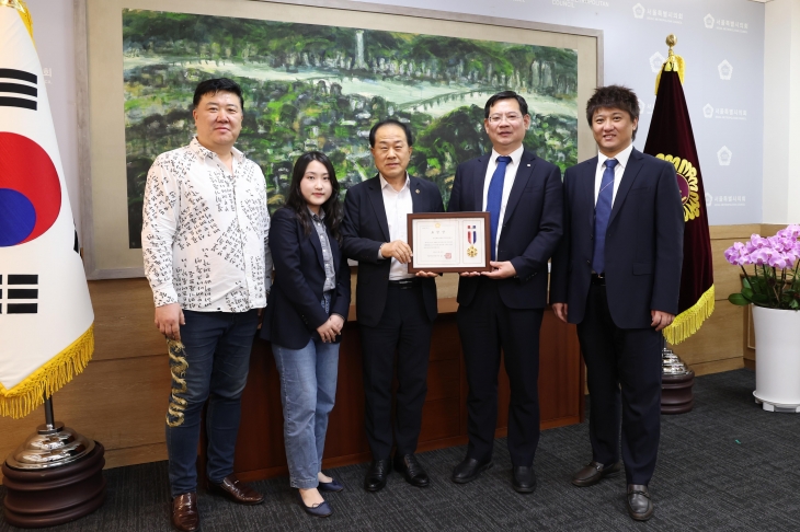 시의장 표창 수여식 후 김용호 의원(가운데)이 참석자들과 기념촬영을 하고 있다.