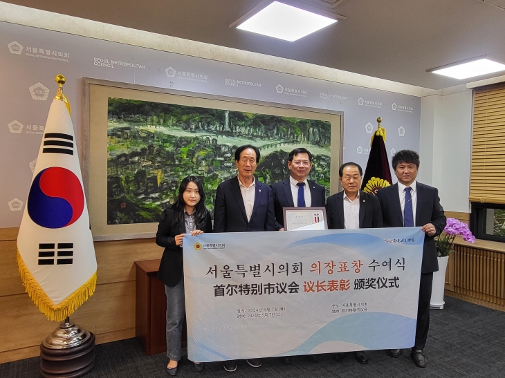 시의장 표창 수여식 후 김용호 의원(오른쪽에서 두 번째)이 참석자들과 기념촬영을 하고 있다.