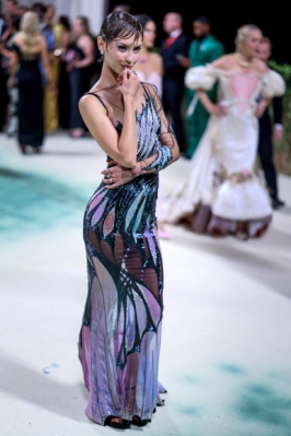 Iris Law arrives at the red carpet for the 2024 Met Gala, the annual benefit for the Metropolitan Museum of Art‘s Costume Institute, in New York, New York, USA, 06 May 2024. The event coincides with the Met Costume Institute’s spring 2024 exhibition ‘Sleeping Beauties: Reawakening Fashion’ which will be on view from 10 May though 02 September 2024.  EPA 연합뉴스