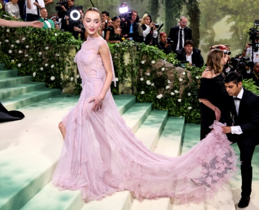 Phoebe Dynevor arrives at the red carpet for the 2024 Met Gala, the annual benefit for the Metropolitan Museum of Art‘s Costume Institute, in New York, New York, USA, 06 May 2024. The event coincides with the Met Costume Institute’s spring 2024 exhibition ‘Sleeping Beauties: Reawakening Fashion’ which will be on view from 10 May though 02 September 2024.  EPA 연합뉴스