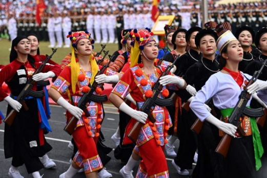 Vietnamese women in traditional dress carrying assault weapons parade during official celebrations of the 70th anniversary of the 1954 Dien Bien Phu victory over French colonial forces at a stadium in Dien Bien Phu city on May 7, 2024. War veterans, soldiers and dignitaries gathered in Vietnam‘s Dien Bien Phu on May 7 to mark the 70th anniversary of the battle that ultimately brought an end to the French empire in Indochina. AFP 연합뉴스