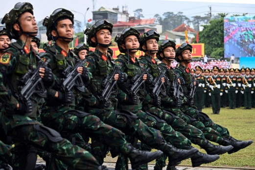 Vietnamese soldiers parade during official celebrations of the 70th anniversary of the 1954 Dien Bien Phu victory over French colonial forces at a stadium in Dien Bien Phu city on May 7, 2024. War veterans, soldiers and dignitaries gathered in Vietnam‘s Dien Bien Phu on May 7 to mark the 70th anniversary of the battle that ultimately brought an end to the French empire in Indochina. AFP 연합뉴스