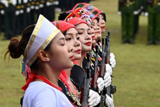 Vietnamese women in traditional dress carrying assault weapons march during official celebrations of the 70th anniversary of the 1954 Dien Bien Phu victory over French colonial forces at a stadium in Dien Bien Phu city on May 7, 2024. War veterans, soldiers and dignitaries gathered in Vietnam‘s Dien Bien Phu on May 7 to mark the 70th anniversary of the battle that ultimately brought an end to the French empire in Indochina. AFP 연합뉴스