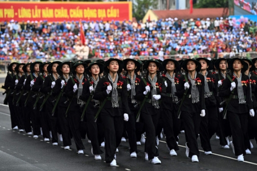 Vietnamese women in militia uniforms parade during official celebrations of the 70th anniversary of the 1954 Dien Bien Phu victory over French colonial forces at a stadium in Dien Bien Phu city on May 7, 2024. War veterans, soldiers and dignitaries gathered in Vietnam‘s Dien Bien Phu on May 7 to mark the 70th anniversary of the battle that ultimately brought an end to the French empire in Indochina. AFP 연합뉴스