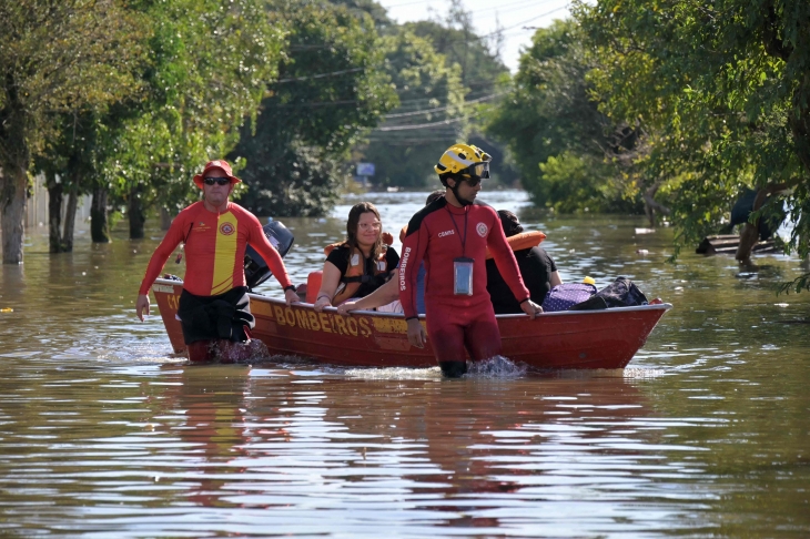 폭우로 최소 90명 이상 사망하는 사상 최악의 기후 재앙이 발생한 브라질에서 지난 6일(현지시간) 수재민들이 보트를 타고 대피하고 있다. 포르투알레그리 AFP 연합뉴스