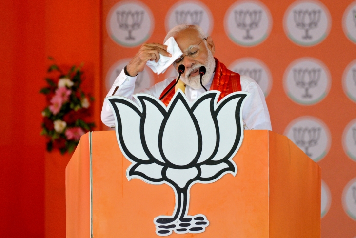 나렌드라 모디 인도 총리가  지난 6일(현지시간)  선거 유세 도중 이마의 땀을 닦고 있다. 베르함푸르 로이터 연합뉴스
