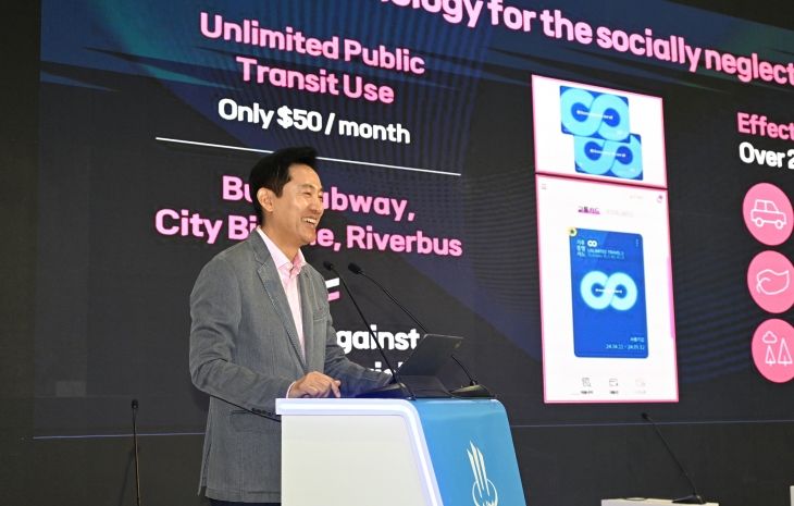 8일(현지시간) 아랍에미리트 아부다비 국립전시센터에서 열린 (연례투자회의(AIM)에서 오세훈 서울시장이 미래도시 분야 관련 기조연설을 하고 있다. 서울시 제공