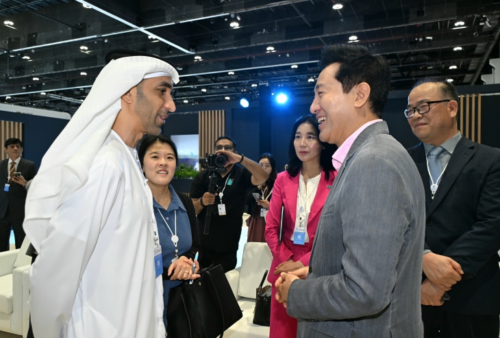 8일(현지시간) 아랍에미리트(UAE) 아부다비 국립전시센터에서 열린 (연례투자회의(AIM)에서 오세훈(오른쪽 두번째) 서울시장이 자말 알 자르완 UAE 국제투자가협의회 사무총장과 대화를 나누고 있다. 서울시 제공