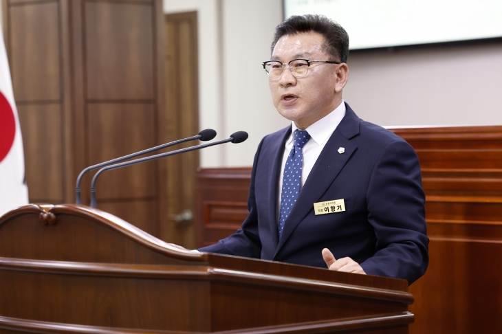 이향기(조곡·덕연) 순천시의원이 제277회 임시회 제1차 본회의에서 전라선(익산~여수) 고속철도 이동시간 단축을 촉구하고 있다.