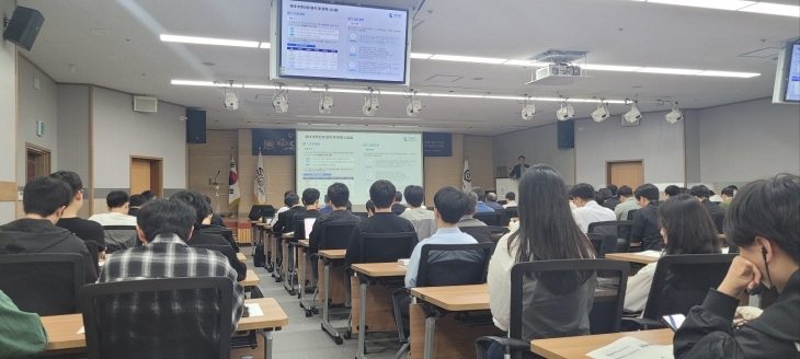 순천대학교 70주년 기념관에서 열린 ‘제2회 우주전문가·시민 포럼’에서 참석자들이 강연을 듣고 있다.