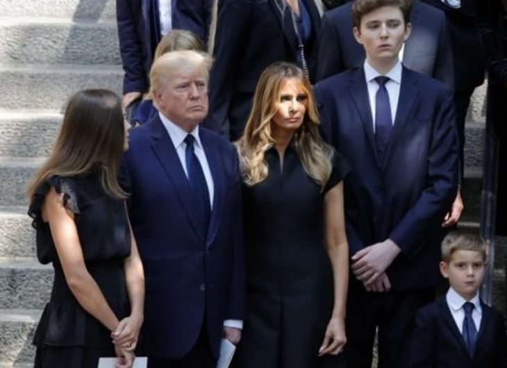 2022년 트럼프 전 대통령 첫 부인 이바나 장례식 참석한 배런 트럼프(왼쪽 네번째). EPA 연합뉴스