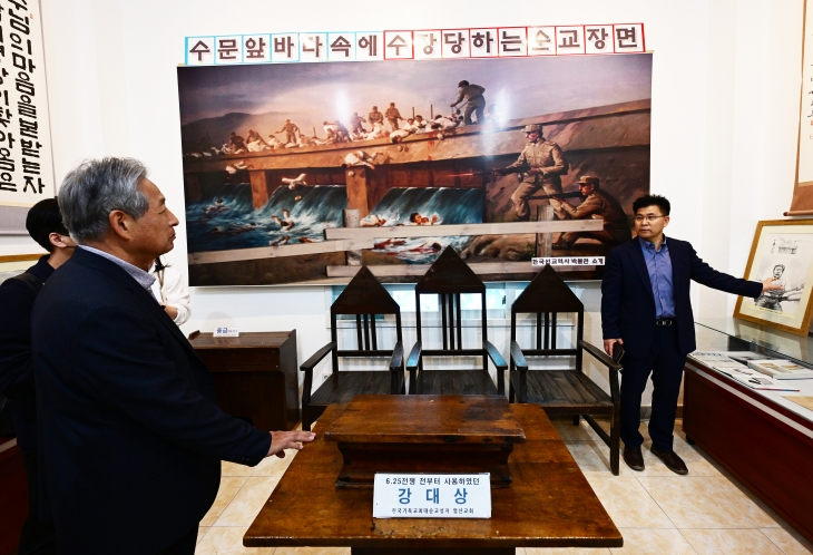 염산교회 전시관을 찾은 이철(왼쪽) 한국교회총연합 공동대표회장이 염산교회 최성남(오른쪽) 목사의 설명을 듣고 있다.