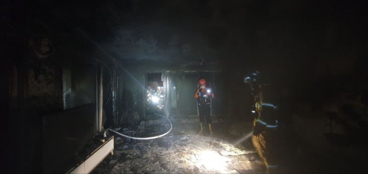 화성시의 한 단독주택에서 발생한 화재로 60대 여성이 심정지 상태로 이송돼 치료를 받고 있다. 사진은 화재 현장 . 경기도소방재난본부 제공