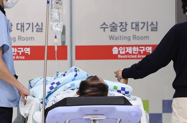 의대 증원 정책에 반발하는 의대 교수들이 일부 휴진한 10일 대구 한 대학병원에서 환자가 수술실로 향하고 있다. 연합뉴스