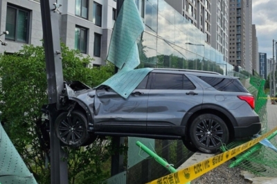 “당황해 핸들 꺾었다”…강남서 중앙선 넘어 돌진한 SUV